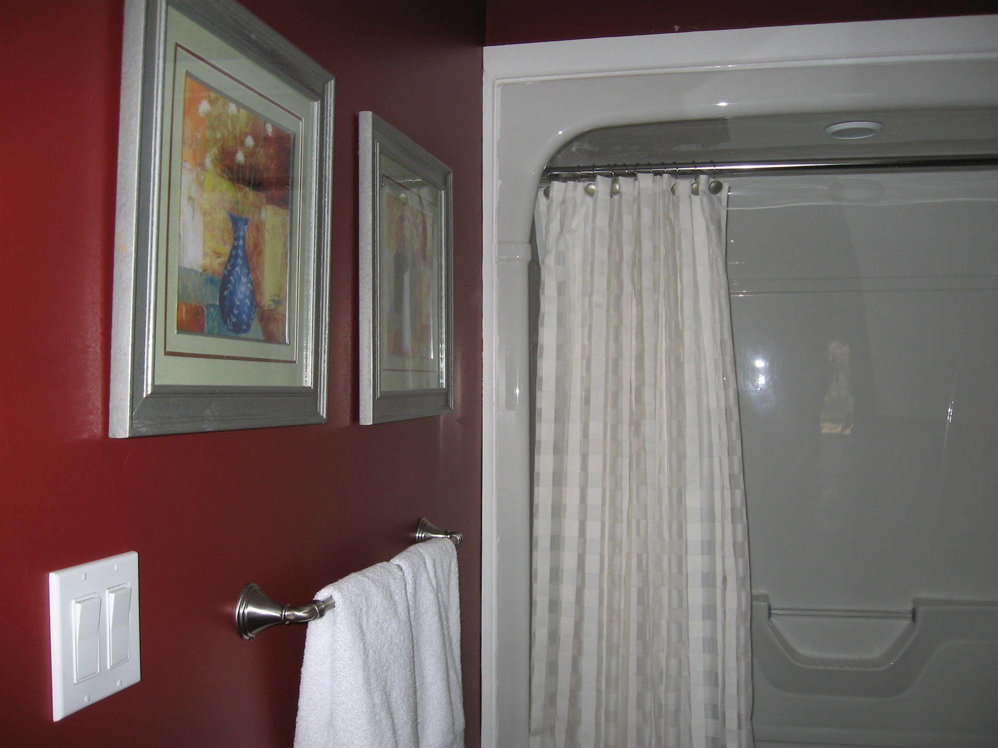 Twin Pines Bed And Breakfast Peterborough Esterno foto