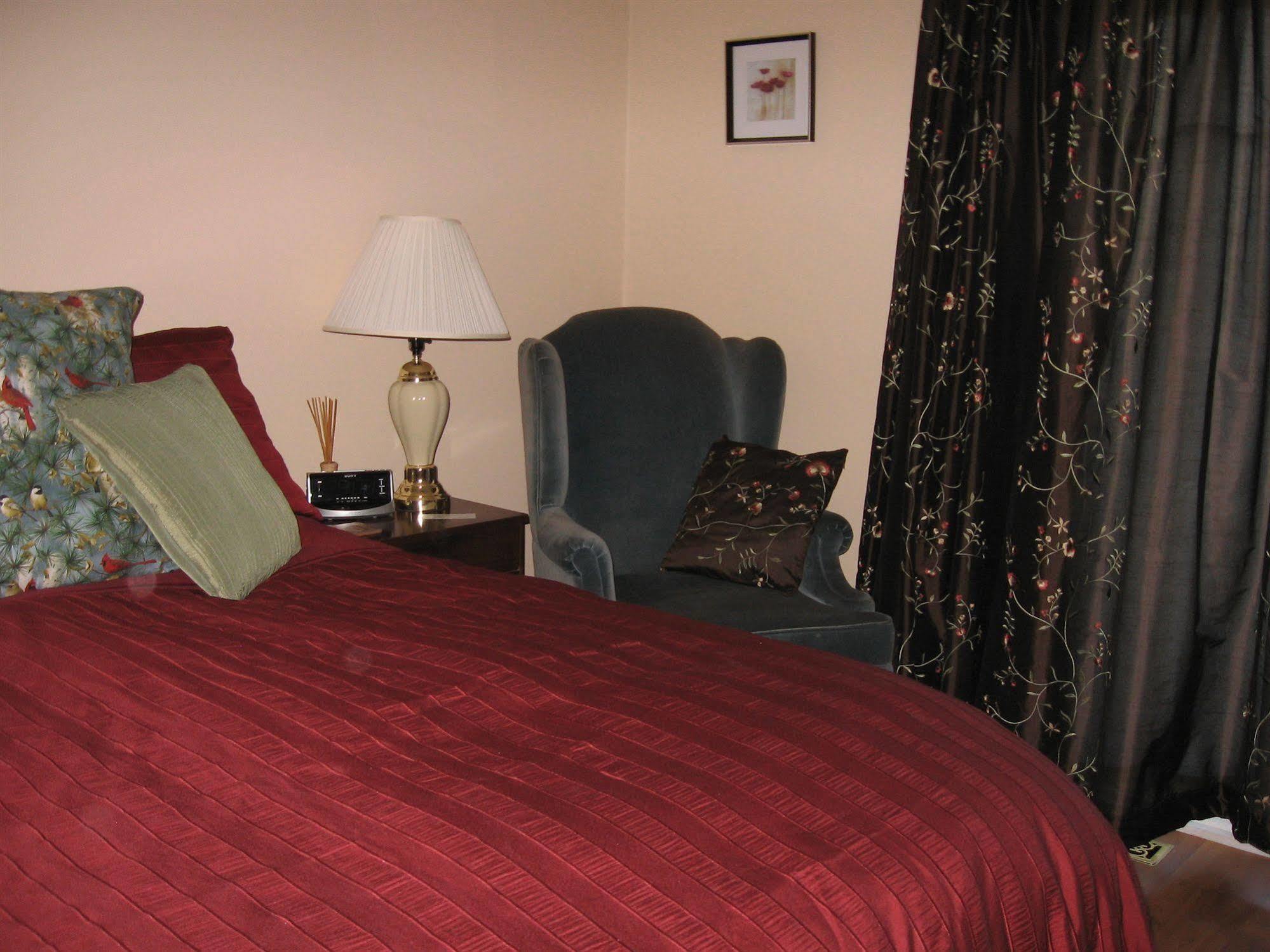Twin Pines Bed And Breakfast Peterborough Esterno foto